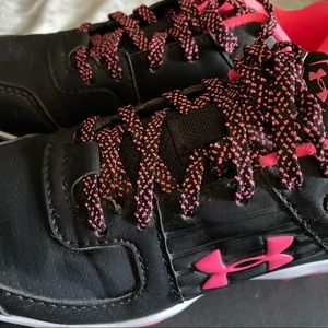 Girl’s Under Armour Baseball Softball Cleats Shoes Size 1Y